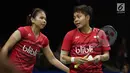 Ganda Putri Indonesia, Greysia Polii/Apriyani Rahayu berbincang saat melawan Chang Ye Na/Lee So Hee (Korsel) di Babak Kedua Indonesia Open 2017, Jakarta, Kamis (15/6). Greysia/Apriyani kalah 18-21, 14-21. (Liputan6.com/Helmi Fithriansyah)