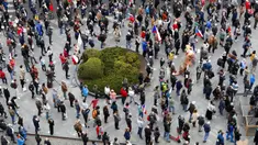 Warga berusaha jaga jarak saat berdemonstrasi di Praha, Republik Ceko, Kamis (29/4/2021). Ribuan warga berunjuk rasa menentang Presiden Milos Zeman dan menuduhnya melakukan pengkhianatan atas sikap pro Rusia pada dugaan partisipasi mata-mata Rusia dalam ledakan di Ceko. (AP Photo/Petr David Josek)