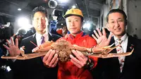 Kepiting salju terjual 46 ribu dolar AS di lelang, di kota Tottori, Jepang. (STR / JIJI PRESS / AFP)
