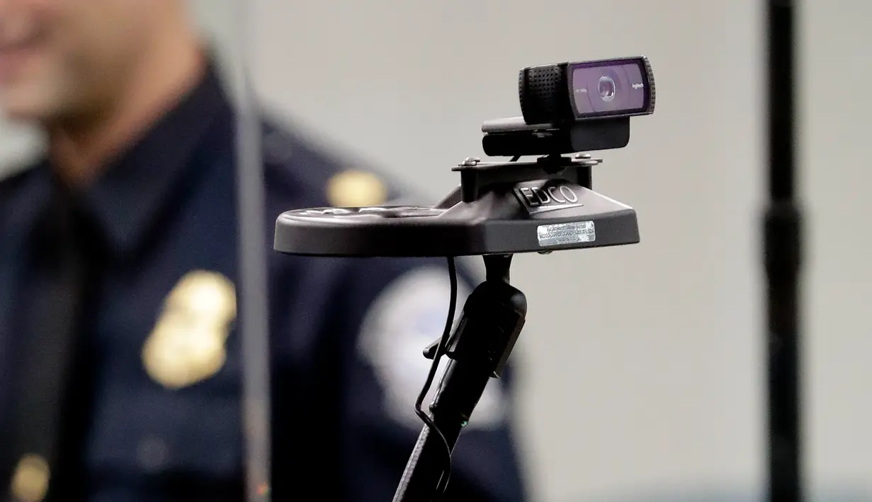 Alat pengenal wajah di pintu masuk bea cukai Bandara Internasional Orlando, Florida, Kamis (21/6). Pemindaian itu untuk memastikan penumpang pesawat tidak menggunakan dokumen palsu atau tinggal melebihi masa yang ditentukan oleh visa. (AP/John Raoux)