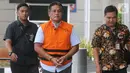 Direktur PT Harlis Tata Tahta Hartoyo (tengah) tiba di Gedung KPK, Jakarta, Senin (4/11/2019). Hartoyo diperiksa sebagai tersangka penyuap terkait pengadaan proyek jalan di Provinsi Kalimantan Timur tahun 2018-2019. (merdeka.com/Dwi Narwoko)