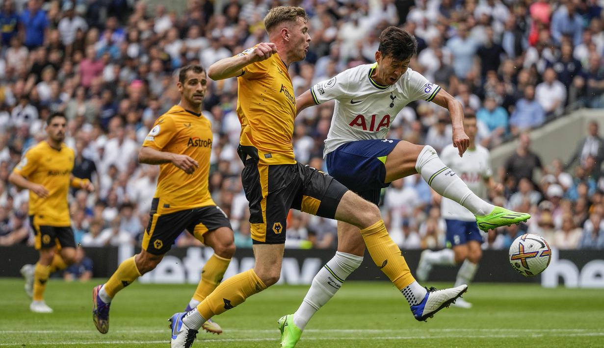 Hingga babak pertama usai Tottenham Hotspur masih gagal menembus pertahanan Wolverhampton. Son Heung-min dan Harry Kane di lini depan Spurs jarang mendapat service dari lini tengah yang tampil minim kreativitas. (AP/Frank Augstein)