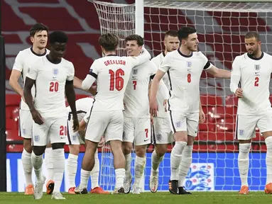 Gelandang Inggris, Mason Mount (7) berselebrasi dengan rekan-rekannya usai mencetak gol ke gawang Islandia pada pertandingan UEFA Nations League di stadion Wembley di London, Rabu (18/11/2020). Inggris menang telak 4-0 atas Islandia. (Neil Hall / Pool via AP)