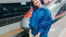 Febby mempermanis penampilannya dengan mini handbag yang juga berwarna biru dan loafers putih. [Foto: Instagram/febbyrastanty]