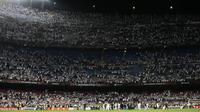 Pemandangan yang tak biasa terlihat di markas Barcelona, Stadion Camp Nou, saat laga leg kedua perempat final Liga Europa digelar pada Jumat (15/4/2022). (AP/Joan Monfort)