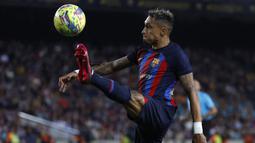 Striker Barcelona, Raphinha mengontrol bola saat menghadapi Girona pada laga lanjutan pekan ke-28 Liga Spanyol 2022/2023 di Camp Nou Stadium, Barcelona, Selasa (11/4/2023) dini hari WIB. (AP Photo/Joan Monfort)