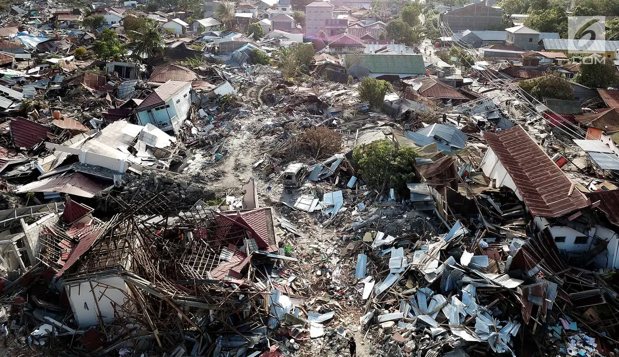 Pandangan udara Perumnas Balaroa yang rusak dan ambles akibat gempa bumi Palu, Sulawesi Tengah, Jumat (5/10). Kejadian berawal saat gempa Palu yang mengakibatkan bangunan roboh dan tanah longsor. (Liputan6.com/Fery Pradolo)
