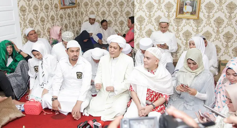 Gus Anom bersama 24 artis usai acara pengajian dan peresmian Majelis Taklim Al Munawarrah di Banjar Baru, Banjarmasin. (istimewa)