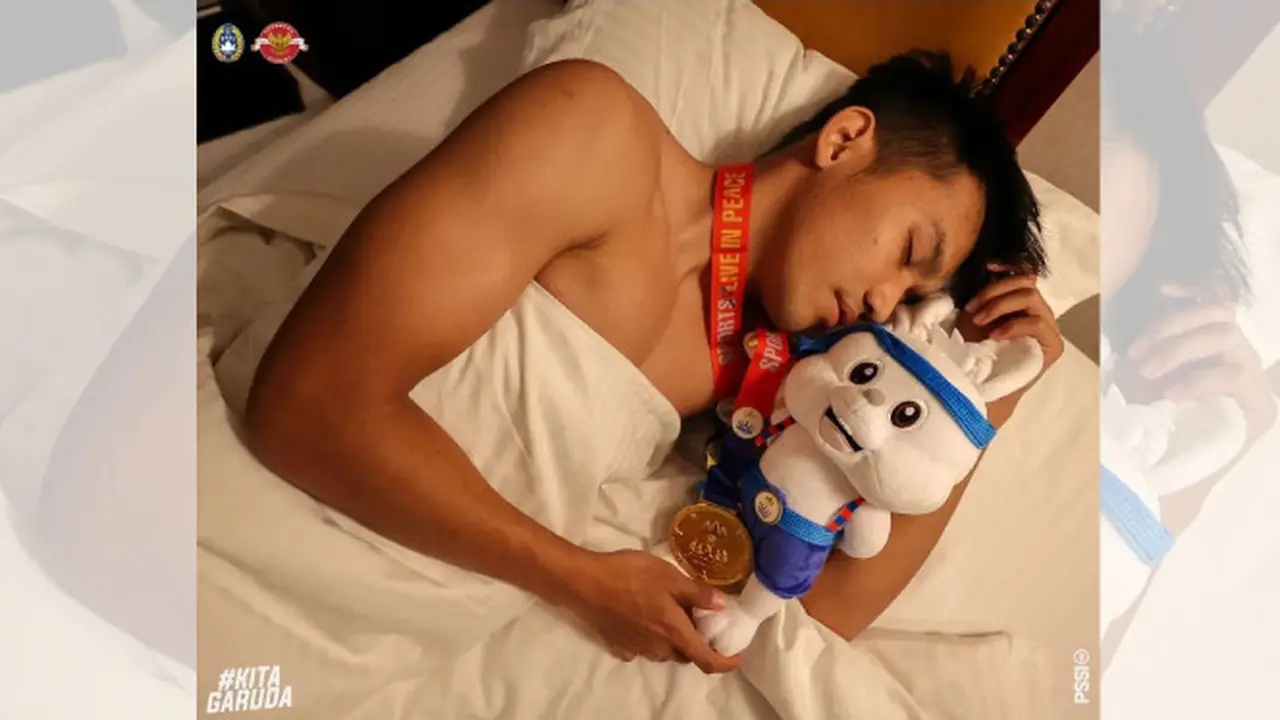 Pemain Timnas U-22 tidur bersama medali emas SEA Games 2023. (Foto: Instagram PSSI)