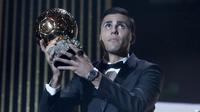Rodri berhasil meraih penghargaan Ballon d'Or 2024 dalam acara yang berlangsung di&nbsp;Theatre du Chatelet, Paris, Selasa (29/10/2024) dini hari WIB. Gelandang Manchester City itu mengalahkan duo bintang Real Madrid, Vinicius Junior dan Jude Bellingham. (AP Photo/Michel Euler)