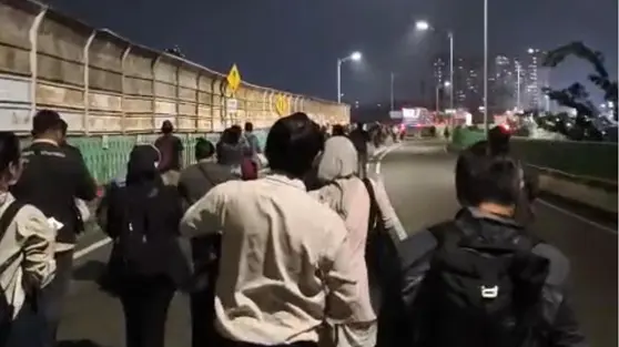 Ramai-ramai Warga Jalan Kaki di Jalur Langit karena TransJakarta Mogok