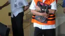 Kepala Badan Perencanaan Pembangunan Daerah (BPPD) Kabupaten Bandung Barat Adiyoto mengenakan rompi oranye usai menjalani pemeriksaan di gedung KPK, Jakarta, Senin (14/5). (Merdeka.com/Dwi Narwoko)