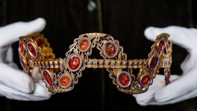 Sepasang Tiara Permaisuri Napoleon Bonaparte Dilelang, Harga Dibuka Mulai dari Rp9,8 M