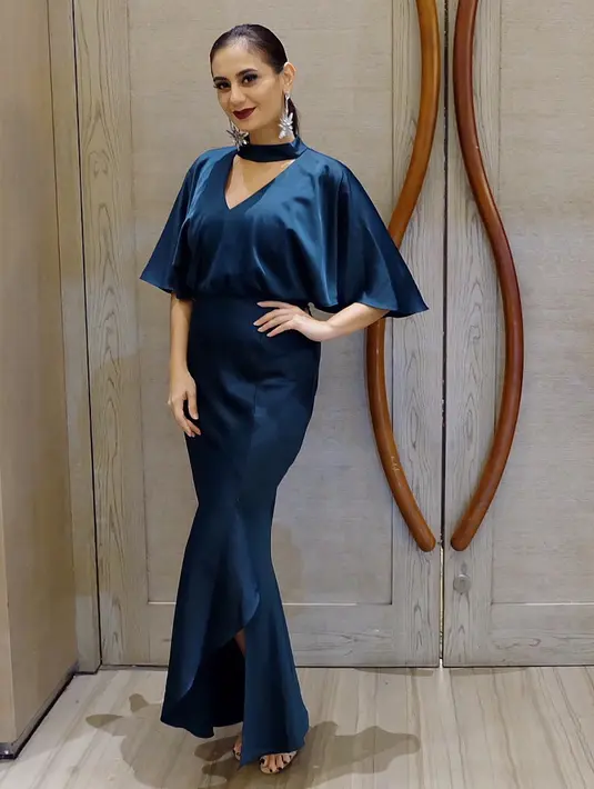 Seperti di foto ini contohnya, presenter acara infotainment yang satu ini memakai dress berwarna biru degan aksesoris anting kekiniannya. Tak berlebihan, ia hanya menguncir satu rambutnya. (Instagram/marissaln)