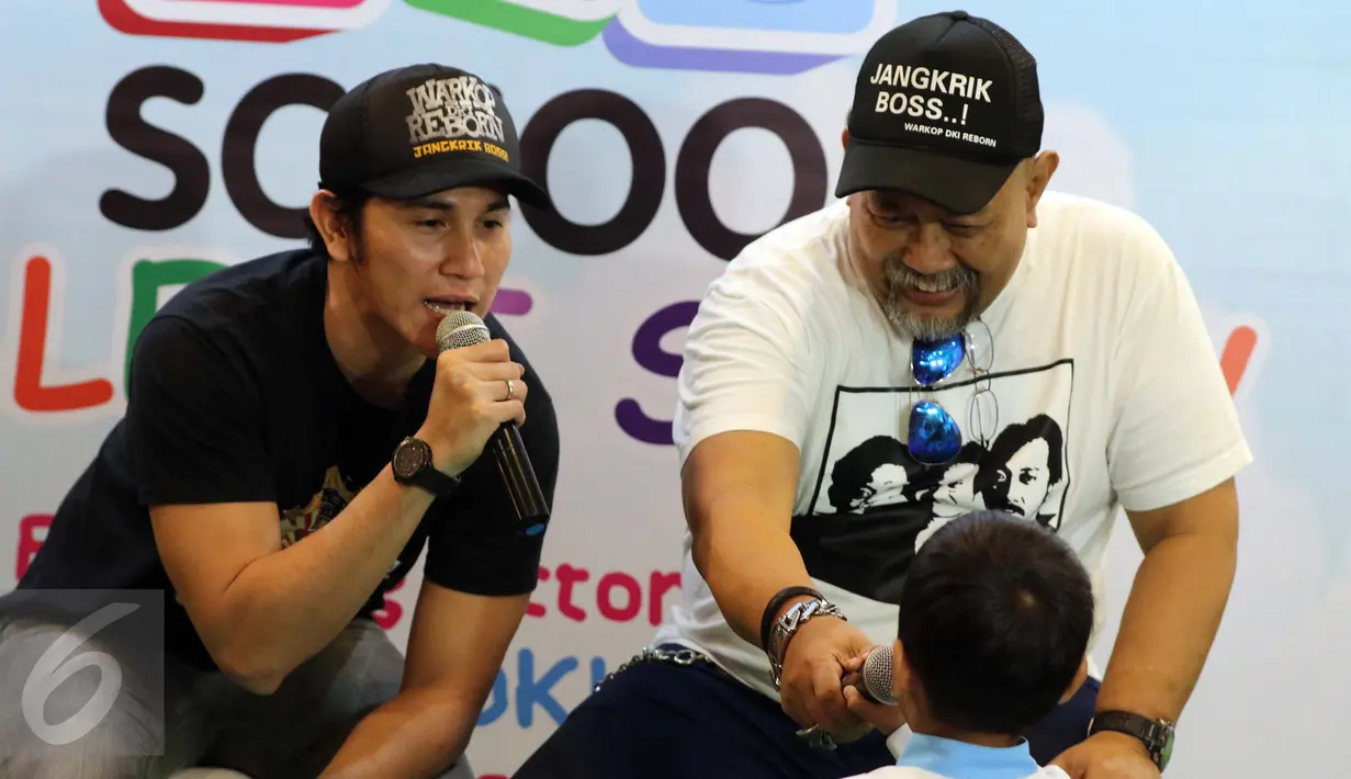 Vino G Bastian dan komedian senior, Indro Warkop ketika mengajukan pertanyaan ke salah satu anak di Quran Learning Center (QLC), Jakarta, Kamis (6/10). Indro dan Vino diundang untuk menjelaskan profesi aktor kepada anak-anak. (Liputan6.com/Helmi Afandi)