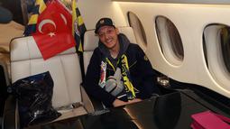 Gelandang Jerman, Mesut Ozil berpose di dalam jet pribadi setibanya di Bandara Ataturk di Istanbul (18/1/2021). Ozil diketahui menuntaskan kontraknya di Arsenal yang masih tersisa sampai musim panas alias pada bulan Juni mendatang. (AFP/Fenerbahce.Org)