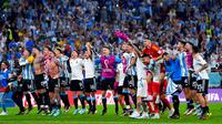 Para pemain Argentina merayakan kemenangan atas Australia pada pertandingan sepak bola babak 16 besar Piala Dunia 2022 di Stadion Ahmad Bin Ali, Doha, Qatar, 3 Desember 2022. Argentina berhasil melaju ke babak perempat final Piala Dunia 2022 usai menyingkirkan Australia dengan skor 2-1. (AP Photo/Petr David Josek)