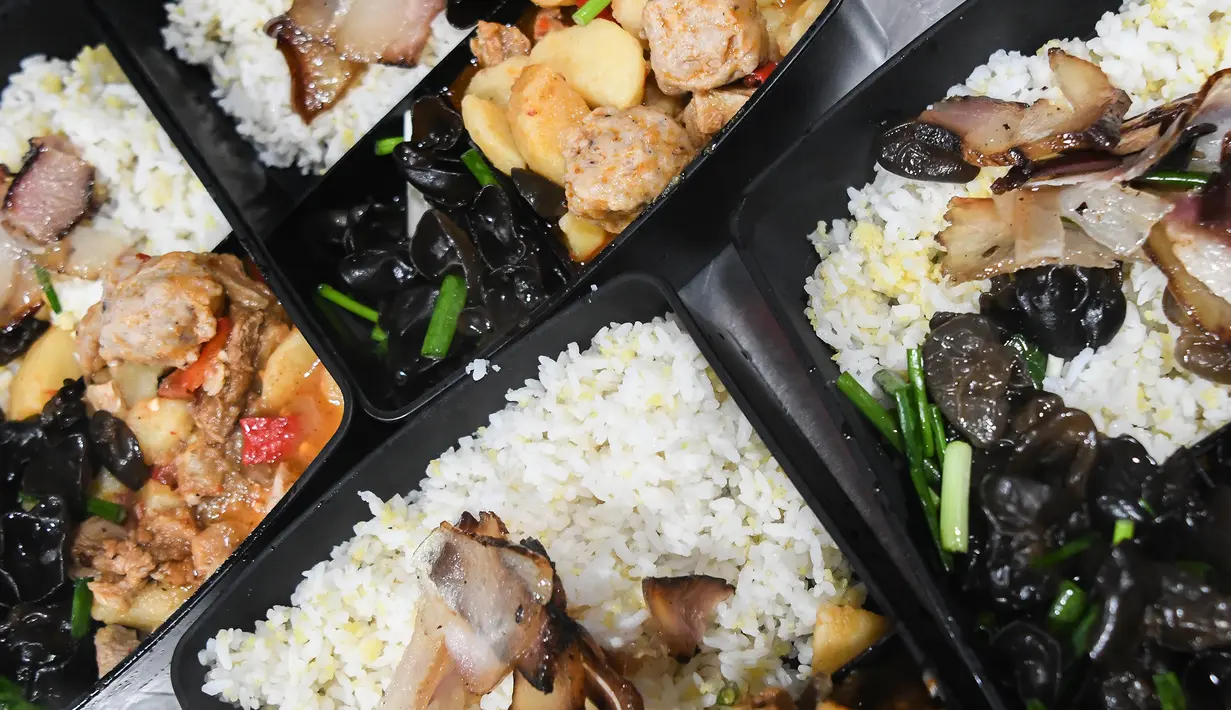 Makanan yang dibuat Liu untuk para petugas medis di Wuhan, Provinsi Hubei, China, Rabu (26/2/2020). Setiap hari, Liu bersama tim yang dipimpinnya bisa mengantar sekitar 400 hingga 600 porsi makanan ke berbagai rumah sakit di Wuhan. (Xinhua/Cheng Min)