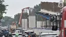 Kendaraan melintasi proyek pembangunan Flyover Lenteng Agung, Jakarta, Rabu (26/2/2020). Proyek jalan layang putar arah tersebut diharapkan mampu mengurai kemacetan akibat perlintasan sebidang di kawasan tersebut. (merdeka.com/Iqbal Nugroho)