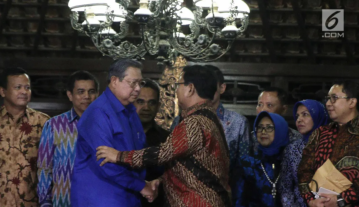 Ketua Umum Partai Demokrat Susilo Bambang Yudhoyono dan Ketum Partai Gerindra Prabowo Subianto berjabat tangan usai memberikan keterangan pers di Kediaman SBY di Cikeas, Bogor, Kamis (27/7). (Liputan6.com/Herman Zakharia)