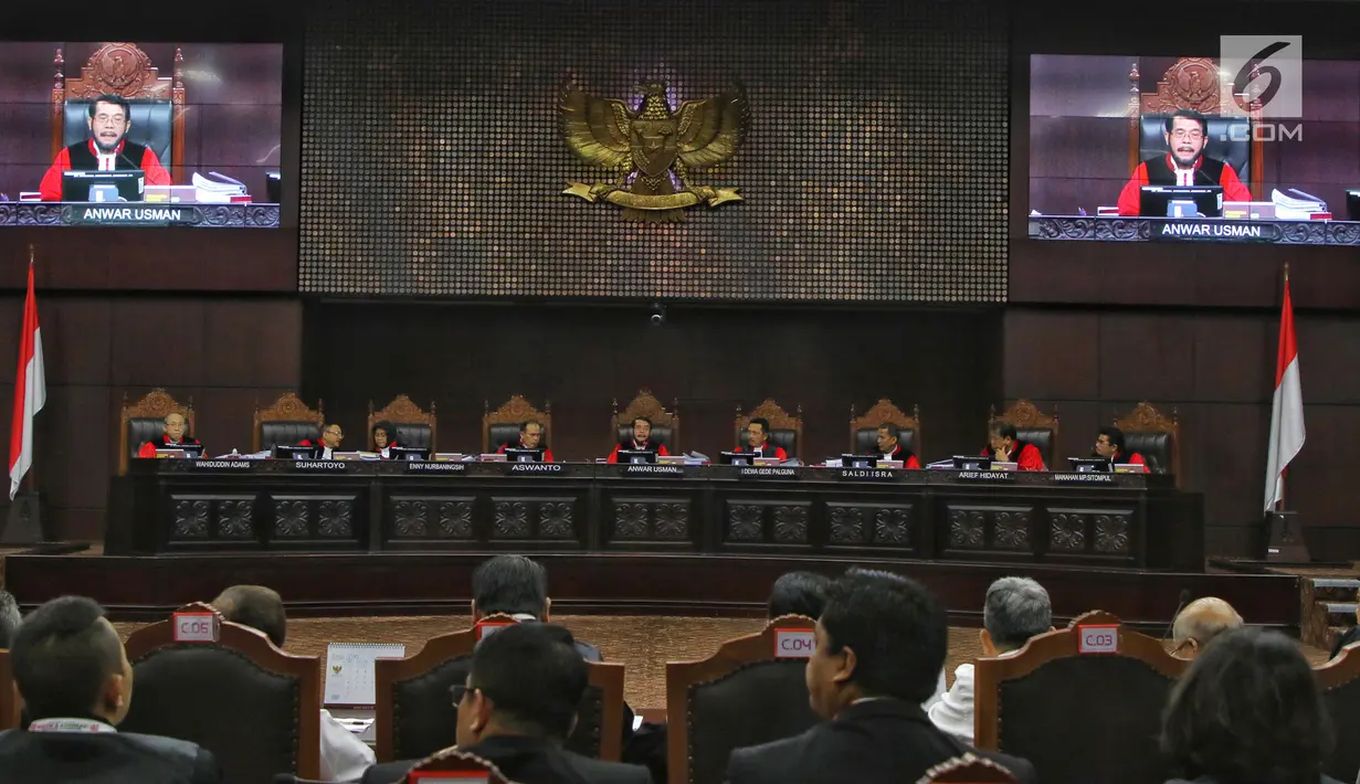 Ketua Majelis Hakim Mahkamah Konstitusi, Anwar Usman didampingi sejumlah Hakim Konstitusi memimpin sidang perdana sengketa Pilpres 2019 di Mahkamah Konstitusi (MK), Jakarta, Jumat (14/6/2019). Sidang itu memiliki agenda pembacaan materi gugatan dari pemohon. (Lputan6.com/Johan Tallo)