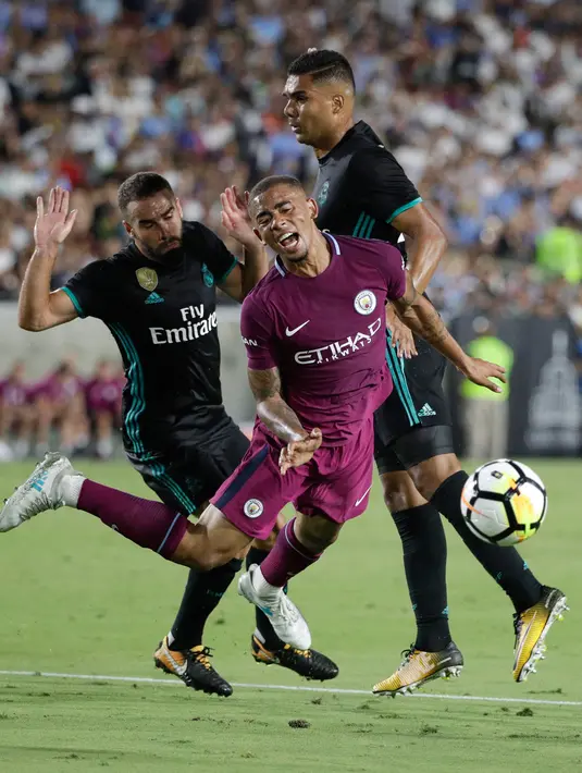 Penyerang Manchester City, Gabriel Jesus saat dilanggar bek Real Madrid, Daniel Carvajal pada pertandingan ICC di Los Angeles Memorial Coliseum, Kamis (27/7). City menang atas Madrid dengan skor 4-1. (AP Photo/Jae C. Hong)