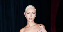 Iris Law tampil memukau dengan gaya rambut pixie yang memukau. [Foto: Instagram/ Iris Law]