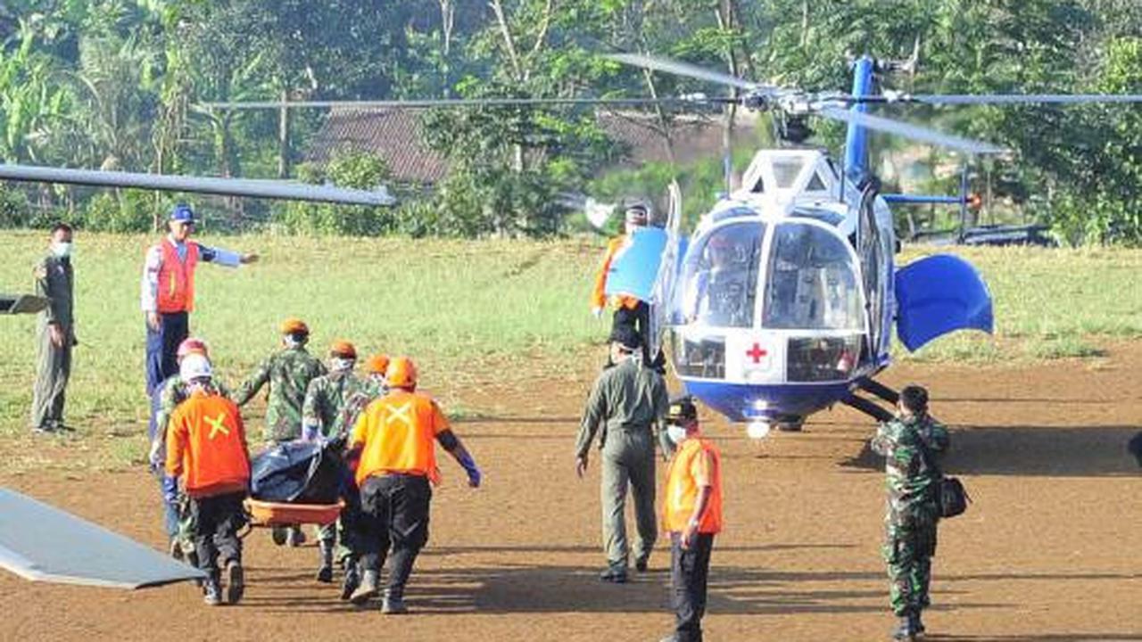 Tim SAR membawa jenazah korban kecelakaan pesawat Sukhoi di lembah men 