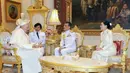 Paus Fransiskus berbincang dengan Raja Thailand Maha Vajiralongkorn (tengah) dan Ratu Suthida (kanan) di Istana Dusit, Bangkok (22/11/2019). Pertemuan dilakukan setelah Paus Fransiskus merayakan misa dengan puluhan ribu umat Katolik Thailand. (The Royal Household Bureau via AP)