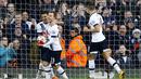  Pemain Tottenham, Christian Eriksen (tengah)  merayakan golnya bersama rekan-erkannya saat melawan AFC Bournemouth pada lanjutan liga Inggris di Stadion White Hart Lane, London, Minggu (20/3/2016). (Reuters/Darren Staples)