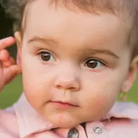 Ilustrasi Model Anting Emas untuk Bayi (credit: freepik)