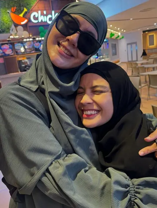 Di depan Ka’bah, Nagita Slavina memancarkan pesona anggun mengenakan khimar dan gamis serba hitam. Penampilannya dilengkapi dengan tas Hermes. [@raffinagita1717]