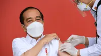 Presiden Joko Widodo atau Jokowi (kiri) disuntik vaksin COVID-19 di Istana Merdeka, Jakarta, Rabu (13/1/2021). Proses penyuntikan berjalan dengan aman dan lancar. (Biro Pers Sekretariat Presiden/Muchlis Jr)