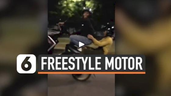 VIDEO: Bahayakan Nyawa, Dua Sejoli Freestyle Motor di Jalan Raya