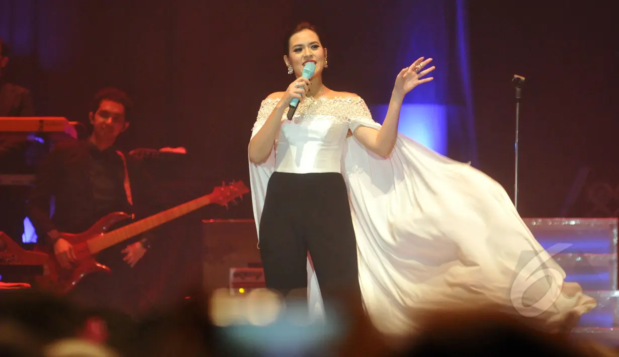 Raisa tampil sederhana namun tetap anggun selama konser bertajuk Pameran Utama Live in Concert di Istora Senayan, Jakarta, Minggu (24/5/2015) malam. (Liputan6.com/Panji Diksana)