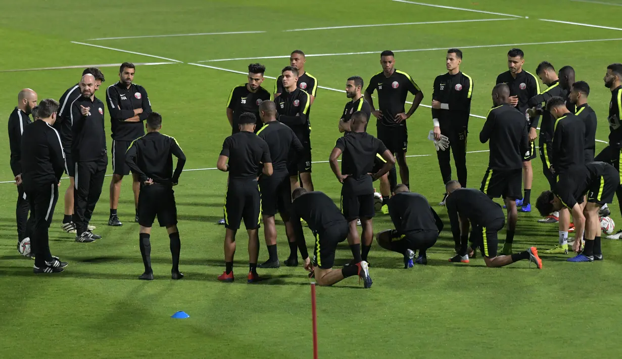 Pelatih Timnas Qatar Felix Sanchez Bas memberikan instruksi kepada para pemainnya selama sesi pelatihan jelang menghadapi Jepang pada final Piala Asia 2019 di Abu Dhabi (31/1). (AFP Photo/Roslan Rahman)