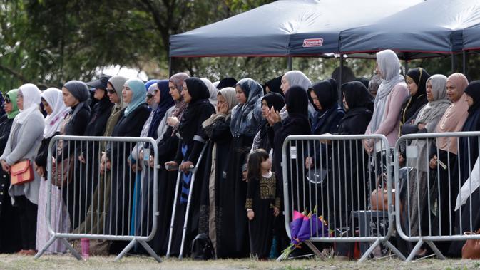 Sejumlah wanita menghadiri pemakaman korban penembakan masjid di Memorial Park Cemetery, Christchurch, Selandia Baru, Rabu (20/3). Ratusan pelayat turut menghadiri pemakaman. (AP Photo/Mark Baker)