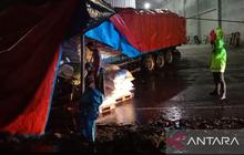 Truk Terperosok ke Selokan, Kemacetan Jalur Pantura Situbondo Lumpuhkan Arus Jawa-Bali