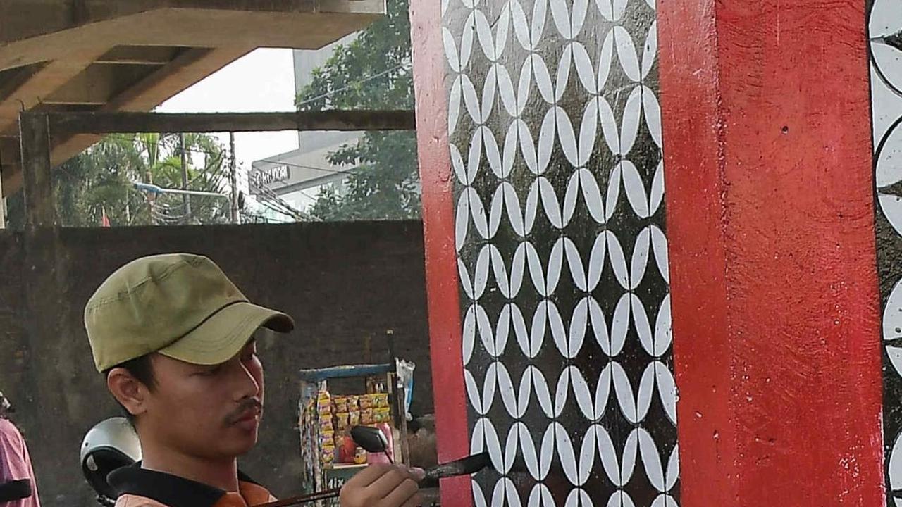 Uniknya tiang penyangga Tol Becakayu ini dipoles dengan motif batik Indonesia.