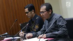 Wakil Ketua KPK, Saut Situmorang (kanan) saat menyampaikan keterangan terkait pengembangan korupsi e-KTP di Gedung KPK, Jakarta, Selasa (13/8/2019). KPK menetapkan empat tersangka baru sehingga hingga kini telah memproses 14 orang yang terlibat dalam kasus tersebut. (Liputan6.com/Helmi Fithriansyah)