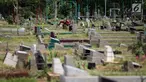 Petugas makam membersihkan area pemakaman di Tempat Pemakaman Umum (TPU) Utan Jati, Jakarta, Kamis (11/1). Pemprov DKI Jakarta menyiapkan anggaran Rp 400 miliar untuk pengadaan lahan makam TPU pada tahun ini. (Liputan6.com/Faizal Fanani)