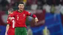 Ekspresi pemain Portugal, Cristiano Ronaldo, memberikan arahan kepada rekannya saat melawan Republik Ceko dalam duel matchday 1 Grup F Euro 2024, Rabu (19/6/2024). (AP Photo/Petr Josek)