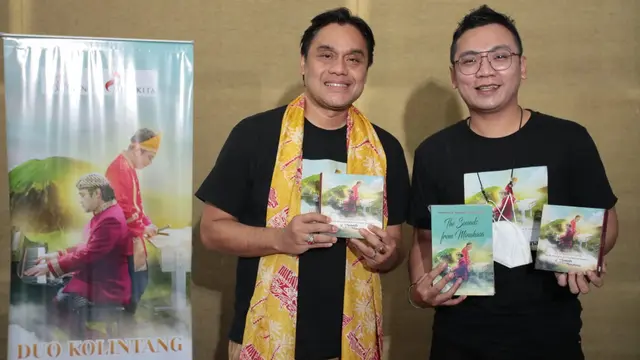 Musikus Dwiki Dharmawan berkolaborasi dengan pemain kolintang Ferdinand Soputan.