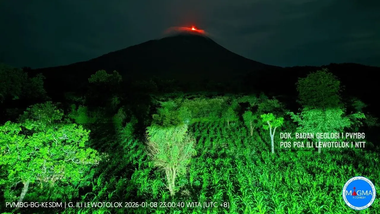 Gunung Ili Lewotolok di Kabupaten Lembata, Nusa Tenggara Timur (NTT) mengalami letusan.