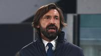 Pelatih Juventus, Andrea Pirlo menginstruksikan pemainnya saat bertanding melawan Hellas Verona pada pertandigan lanjutan Liga Serie A Italia di Allianz Stadium di Turin (25/10/2020). Juventus bermain imbang 1-1 atas Verona. (AFP/Marco Bertorello)