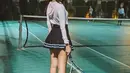 Anya Geraldine rupanya jago bermain tenis. Ia tampil sporty dengan baju putih panjang yang dipadukan dengan rok mini. Penampilan aktris sekaligus model itu pun berhasil jadi sorotan warganet.(Liputan6.comm/IG/@anyageraldine)