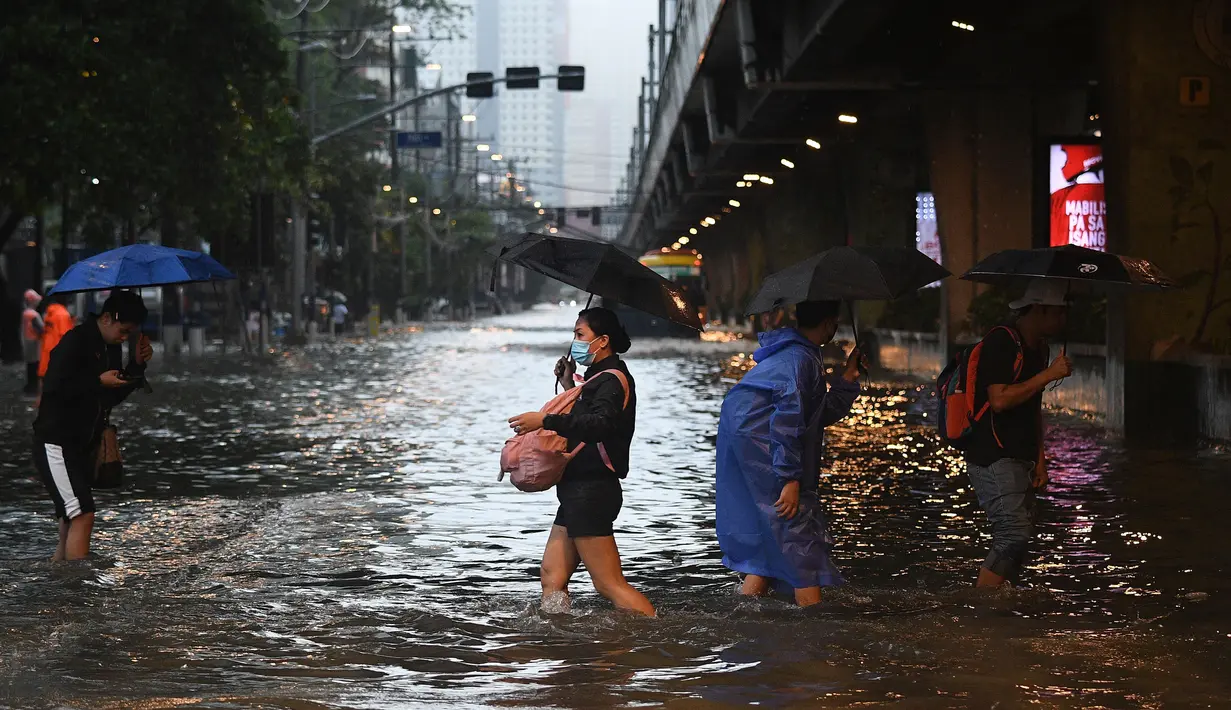 Hujan tanpa henti mengguyur Filipina utara pada 24 Juli, memicu banjir di kota Manila dan tanah longsor di daerah pegunungan. (Ted ALJIBE/AFP)