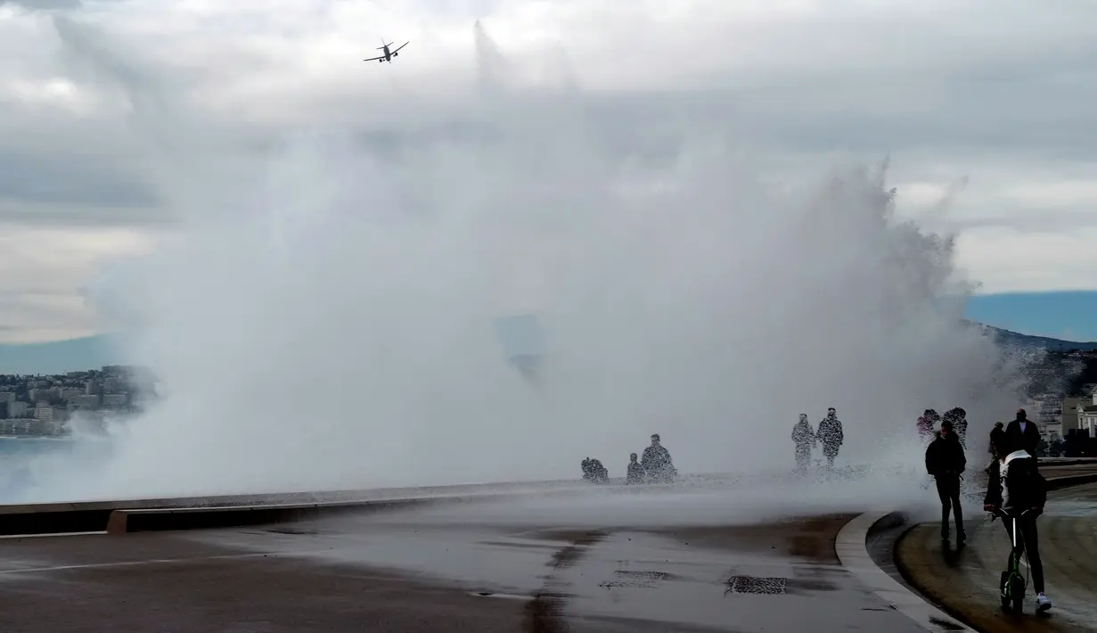 Gelombang ombak besar saat menghantam pantai Kota Nice di Riviera Prancis (28/12/2020). Badai Bella telah menghantam sebagian besar wilayah Prancis. (AFP/Valery Hache)