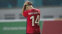 GelandangIndonesia, Septian David Maulana, usai gagal mengeksekusi tendangan penalti ke gawang Uni Emirat Arab (UEA) pada laga Asian Games di Stadion Wibawa Mukti, Jawa Barat, Jumat (24/8/2018). (Bola.com/Vitalis Yogi Trisna)
