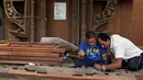 Pengrajin kayu membuat sketsa diatas kayu sebelum diukir di Lalitput, Nepal (19/7). (AP Photo/Niranjan Shrestha)